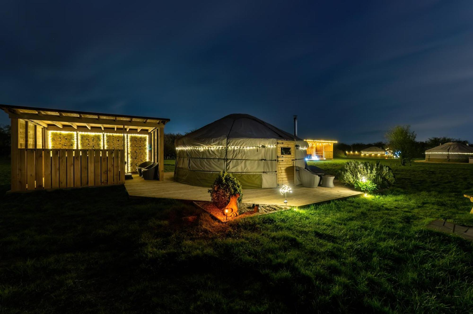 Lincoln Yurts Hotel Exterior foto